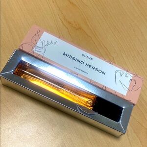 Phlur Missing Person Eau de Parfum, such a great fragrance.  Perfect skin scent.